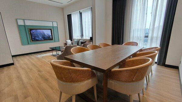 도심뷰가 있는 객실의 널찍한 리빙룸