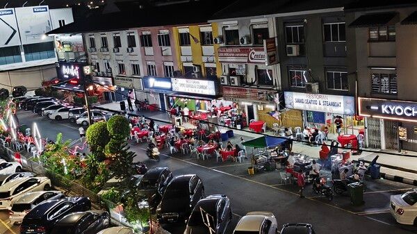 에코 체라스몰과 MRT역 주위의 노천식당가