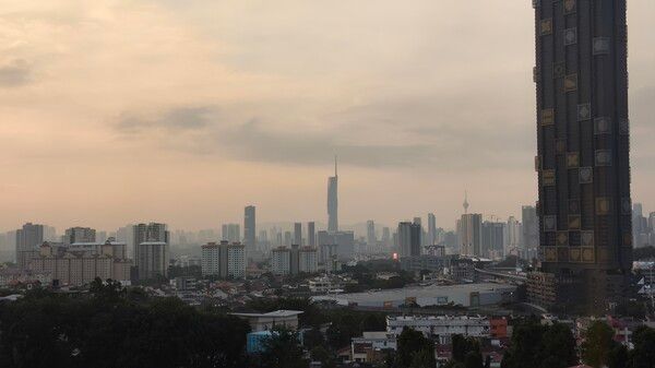 호텔에서 감상하는 쿠알라룸푸르 도심의 석양