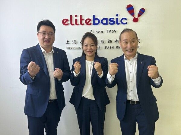 최병오 패션그룹형지 회장(오른쪽)이 형지엘리트 중국 합자법인인 상해엘리트를 방문해 허원신 상해엘리트 총경리(가운데)와 장양삥 빠오시니아오 총경리와 기념사진을 찍고 있다.