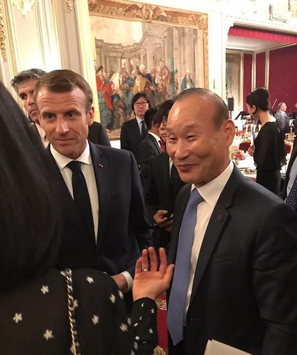 지난해 10월 프랑스 경제사절단으로 프랑스를 방문한 최병오 회장이 마크롱 프랑스 대통령과 환담하고 기념촬영을 했다.