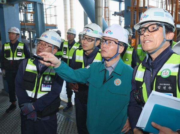 이정복(왼쪽 두번째) 한국서부발전 사장이 충남 태안발전본부에서 발전설비를 점검하고 있다.