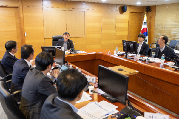 회의를 주재하는 이정복 사장.