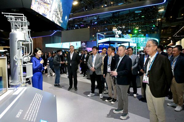 CES 2024 현장을 방문한 박정원 두산그룹 회장.