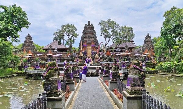 우붓 워터 팰리스에서는 전통의상을 입어야 한다