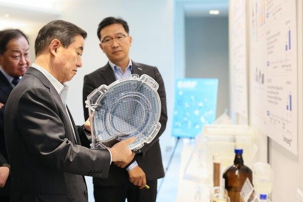 김윤 회장이 삼양 이노베이션 R&D 페어에서 전시 과제를 살펴보고 있다.