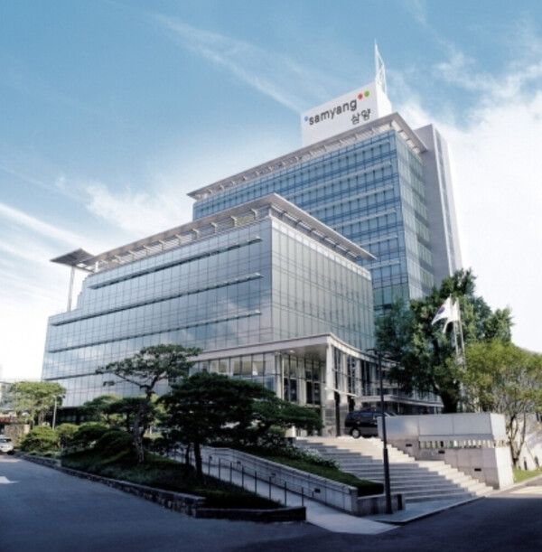 서울 종로 삼양그룹 본사 사옥과 500살 된 은행나무(태극기 뒤에 선 나무).