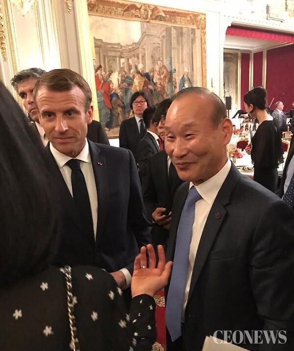 In October last year, Choi Byung-oh, Chairman of Fashion Group Hyungji, visited France as part of an economic delegation and had a conversation with French President Emmanuel Macron, followed by a commemorative photo.