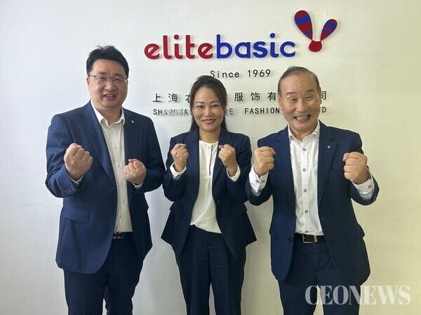 Chairman Choi Byung-oh of Fashion Group Hyungji (right) visits Shanghai Elite, a joint venture of Hyungji Elite in China, and poses for a commemorative photo with Xu Yuanxin, General Manager of Shanghai Elite (center), and Zhang Yangbing, General Manager of Baoxiniao (left).