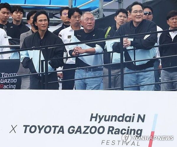 Cho Hyun-beom, Chairman of Hankook & Company Group, with Chung Euisun, Chairman of Hyundai Motor Group, and Lee Jae-yong, Chairman of Samsung Electronics, at the 'Hyundai N x Toyota Gazoo Racing Festival' held at Everland Speedway.