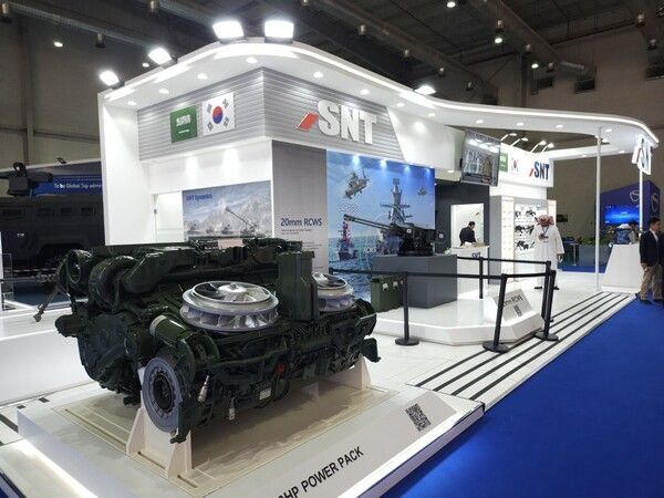 사우디아라비아 리야드에서 열린 국제방산전시회에서 전시된 SNT모티브와 SNT다이내믹스 최신 무기.