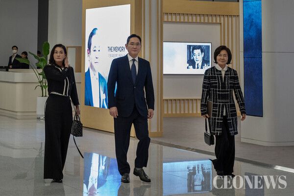 Chairman Lee Jae-yong, his mother Hong Ra-hee, and his younger sister Lee Seo-jin are attending a memorial concert marking the third anniversary of the late Chairman Lee Kun-hee. [Photo = Samsung Electronics]