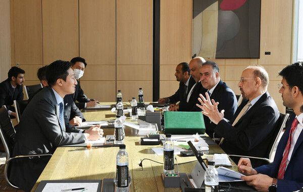 사우디아라비아 칼리드 알팔레 투자부 장관과 만나 사업협력에 관해 환담하는 정기선 부회장.