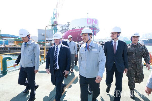 정기선 HD현대 수석부회장이 존 필린 미 해군성 장관과 함께 HD현대중공업 특수선 야드를 둘러보며 건조 중인 함정들을 소개하고 있다.[사진=HD현대]