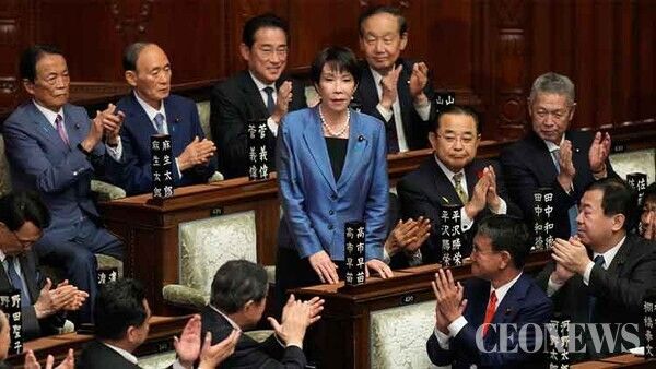 '일본 최초'의 벽을 깬 강철의 여인, 다카이치 사나에 총리 등극