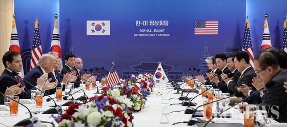 이재명 대통령과 도널드 트럼프 미국 대통령이 악수를 나누는 순간, 재계는 안도의 한숨을 내쉬었다. 하지만 그 악수에 담긴 3,500억 달러라는 숫자의 무게를, 우리는 과연 정확히 가늠하고 있는가.