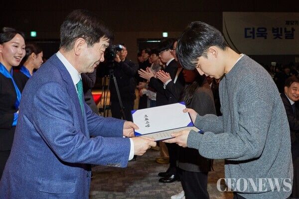 SNT그룹은 운해장학재단을 통해 지역밀착형 ESG경영을 펼치고 있어 주목받고 있다.