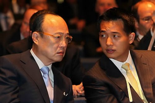 김동관 한화그룹 부회장이 2010년 11월11일 서울 광진구 광장동 쉐라톤 워커힐 호텔에서 열린 서울 G20 비즈니스 서밋 개막총회에서 김승연 회장과 대화를 나누고 있다(사진=한화)