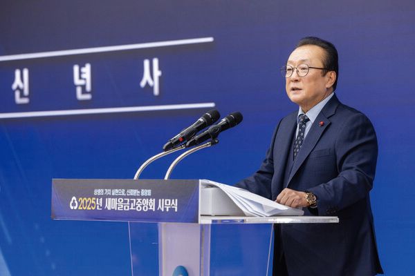 김 회장의 가장 과감한 결단은 자신의 권한을 줄이는 것이었다. 그는 경영혁신자문위원회의 권고안을 수용해 중앙회장 권한을 분산하고, 이사회 감시 기능을 강화했다.