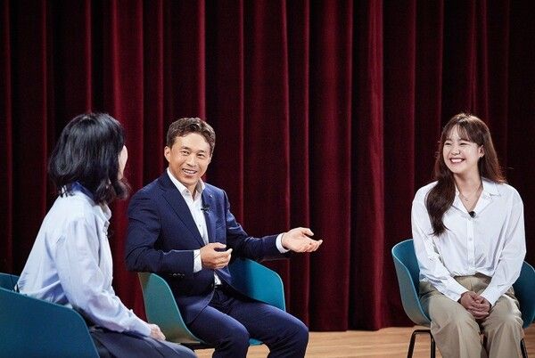 오로지 SK하이닉스에서만 근무한 '하이닉스맨' 곽노정 대표가 직원들과 특별 대담을 하고 있다.