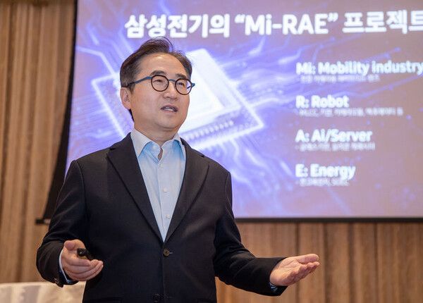 세계 최대 IT·가전 전시회 'CES 2024'가 열린 미국 라스베이거스에서 기자들과 만나 간담회를 하고 있는 삼성전기 장덕현 대표.