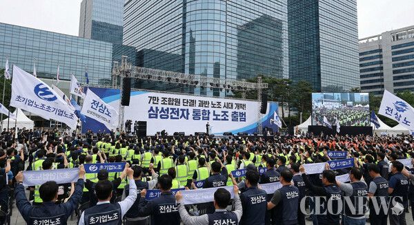 삼성전자의 양대 노조인 초기업 노조와 전삼노가 통합논의에 돌입했다. 거대 노조의 탄생이 삼성전자를 옥죄는 '족쇄'가 될지, 아니면 위기를 함께 돌파하는 '강력한 엔진'이 될지. 2026년을 향해 가는 시계추 위에서, 이재용 회장과 삼성전자는 창사 이래 가장 까다로운 성적표를 받아들고 있다.