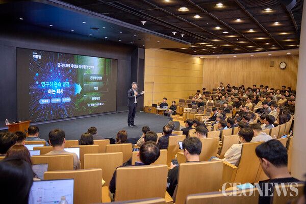 정재헌 CEO는 취임 첫날, 화려한 비전 선포식 대신 '변화'와 '책임' 그리고 '경청'을 이야기했다. MNO라는 거함을 단단히 수리하고, 그 위에 AI라는 쾌속정을 띄우려는 그의 전략이 ROIC라는 정교한 나침반을 통해 어디로 향할지 자못 기대된다.