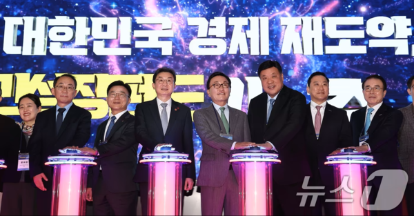 구윤철 경제부총리 겸 기획재정부 장관이 주재한 산업경쟁력강화 관계장관회의에서 발표된 '국민성장펀드'는 그 규모만 5년간 150조 원에 달한다. 이는 단순한 경기 부양책을 넘어, 글로벌 패권 경쟁에서 살아남기 위한 대한민국의 '생존 전략'이자 거대한 베팅이다.