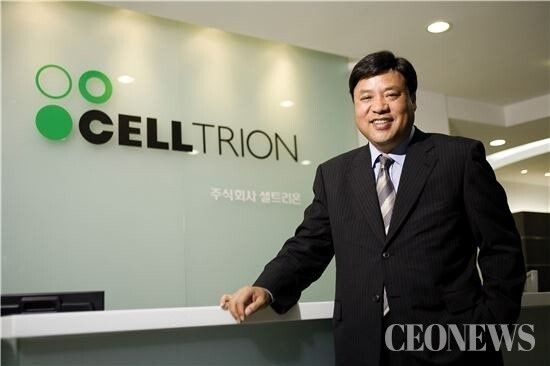 서정진 회장. 망해가는 대우자동차의 샐러리맨에서 바이오 제국의 총수로, 이제는 150조 원 규모 국민성장펀드의 민관공동위원장으로. 그를 따르는 수식어는 늘 극단을 오간다. 샐러리맨의 신화, 벤처의 대부라는 찬사가 있는가 하면, 과대 포장의 달인이라는 비판도 따라붙는다.&nbsp;