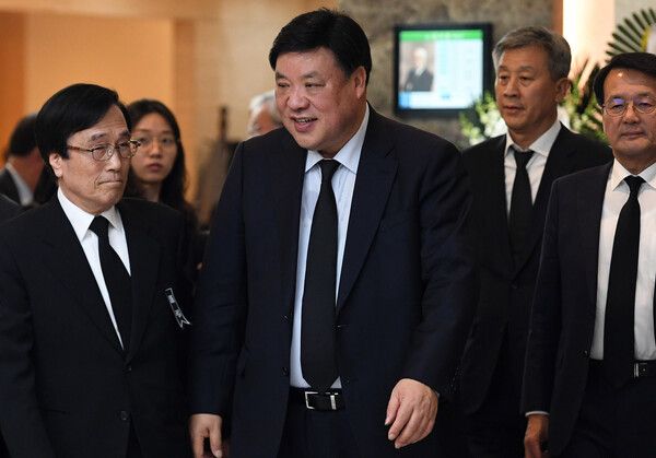 서정진 셀트리온 회장이 10일 경기도 수원시 아주대병원 장례식장에 마련된 고(故) 김우중 전 대우그룹 회장의 빈소를 조문한 뒤 나오고 있다(사진=셀트리온)