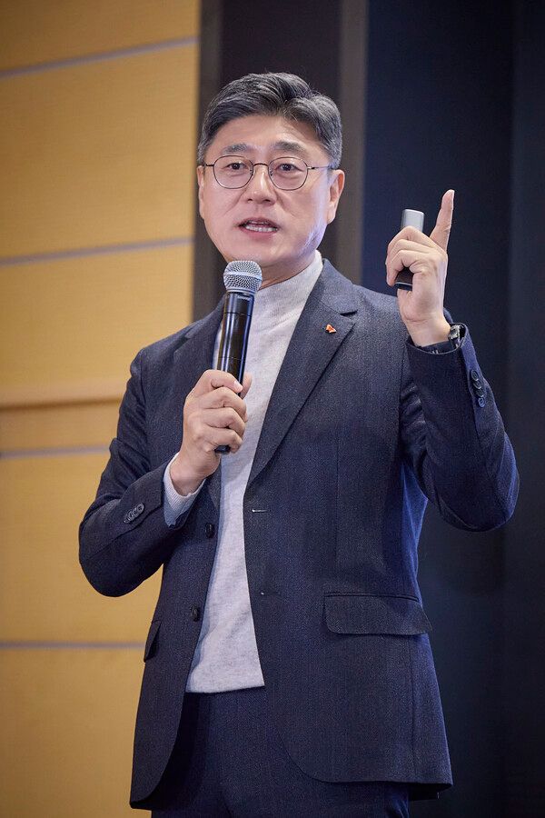 정재헌 CEO는 취임 첫날, 화려한 비전 선포식 대신 '변화'와 '책임' 그리고 '경청'을 이야기했다. MNO라는 거함을 단단히 수리하고, 그 위에 AI라는 쾌속정을 띄우려는 그의 전략이 ROIC라는 정교한 나침반을 통해 어디로 향할지 자못 기대된다.