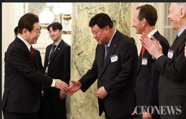 서정진 회장. 망해가는 대우자동차의 샐러리맨에서 바이오 제국의 총수로, 이제는 150조 원 규모 국민성장펀드의 민관공동위원장으로. 그를 따르는 수식어는 늘 극단을 오간다. 샐러리맨의 신화, 벤처의 대부라는 찬사가 있는가 하면, 과대 포장의 달인이라는 비판도 따라붙는다.&nbsp;