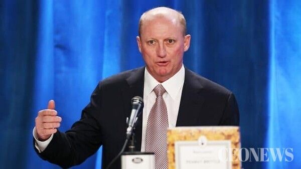 지난 반세기 동안 자본주의의 나침반 역할을 해온 워런 버핏 버크셔 해서웨이 회장이 경영 일선에서 물러나고, 2026년 1월 1일부로 그렉 아벨 부회장이 거대 제국의 지휘봉을 넘겨받게 된다는 소식 때문이다.&nbsp;투자의 신이 떠난 자리를 메워야 하는 과제를 안은 인물. 투자자들에게는 상대적으로 덜 알려졌으나, 버핏이 나보다 더 일을 잘할 사람이라며 신뢰를 보낸 그렉 아벨.