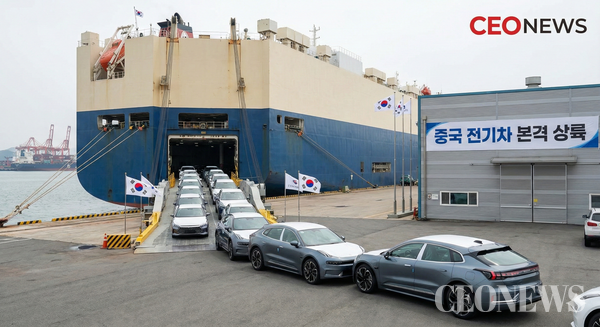 중국산 전기차의 공습경보가 울렸다. 과거 ‘짝퉁’이나 ‘저가품’으로 치부되던 중국 자동차가 아니다. 압도적인 배터리 경쟁력과 가격 경쟁력을 앞세운 BYD, 그리고 볼보(Volvo)의 기술력을 흡수한 지리자동차의 프리미엄 브랜드 ‘지커(Zeekr)’가 한국 시장 진륙 작전을 본격화하고 있다. 이는 단순한 브랜드의 추가가 아닌, 한국 자동차 시장의 지형도를 바꿀 거대한 파도와 같다.