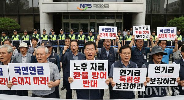 환율은 한 나라 경제의 성적표다. 성적표를 고친다고 실력이 늘지 않는다. 지금은 연금 곳간을 헐어 환율을 막을 때가 아니라, 한국 경제가 왜 달러 대비 약한지 뼈아픈 자성을 하고 구조개혁에 나설 때다.