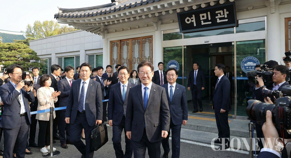 이재명 정부의 청와대 복귀는 '어떤 공간이든 쓰는 사람의 의지에 따라 달라진다'는 자신감의 표현이다. 중요한 것은 물리적 주소가 '종로구 청와대로 1'이냐 '용산구 이태원로 22'냐가 아니다. 그 안에서 오가는 대화의 깊이, 그리고 국민을 향한 귀의 개방도다. 국민들은 실사구시를 실현하는 실용정부를 기대한다.