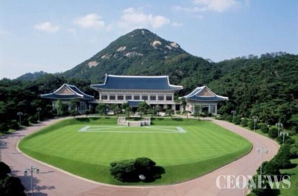 이재명 정부의 청와대 복귀는 '어떤 공간이든 쓰는 사람의 의지에 따라 달라진다'는 자신감의 표현이다. 중요한 것은 물리적 주소가 '종로구 청와대로 1'이냐 '용산구 이태원로 22'냐가 아니다. 그 안에서 오가는 대화의 깊이, 그리고 국민을 향한 귀의 개방도다. 국민들은 실사구시를 실현하는 실용정부를 기대한다.