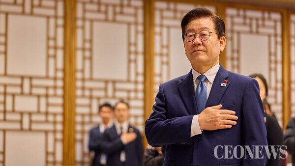 이재명 정부의 청와대 복귀는 '어떤 공간이든 쓰는 사람의 의지에 따라 달라진다'는 자신감의 표현이다. 중요한 것은 물리적 주소가 '종로구 청와대로 1'이냐 '용산구 이태원로 22'냐가 아니다. 그 안에서 오가는 대화의 깊이, 그리고 국민을 향한 귀의 개방도다. 국민들은 실사구시를 실현하는 실용정부를 기대한다.