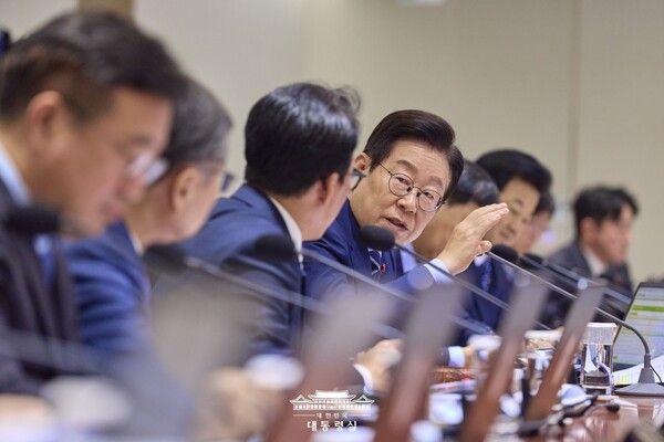 12월 2일 국무회의에서 징벌적 손해배상의 현실화를 강조하고 있는 이재명 대통령