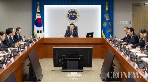 이재명 정부 취임 6개월 평가는 유능한 사이다 VS 독주하는 '불도저'사이라고 말한다. 이재명 대통령은 내란수습, 외교정상화, 경제회복 작업을 성공적으로 진행했다. 그의 취임 1주년 때 통합 리더십 유무에 따라 4년 성패가 갈릴 전망이다.