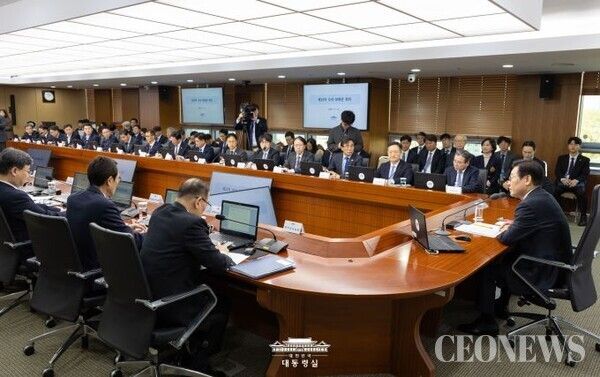 이재명 정부 취임 6개월 평가는 유능한 사이다 VS 독주하는 '불도저'사이라고 말한다. 이재명 대통령은 내란수습, 외교정상화, 경제회복 작업을 성공적으로 진행했다. 그의 취임 1주년 때 통합 리더십 유무에 따라 4년 성패가 갈릴 전망이다.