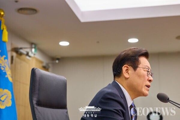 이재명 정부 취임 6개월 평가는 유능한 사이다 VS 독주하는 '불도저'사이라고 말한다. 이재명 대통령은 내란수습, 외교정상화, 경제회복 작업을 성공적으로 진행했다. 그의 취임 1주년 때 통합 리더십 유무에 따라 4년 성패가 갈릴 전망이다.