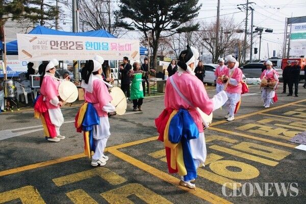 ▲&nbsp;안성시&nbsp;안성&nbsp;2동&nbsp;기관&nbsp;사회단체&nbsp;협의회는&nbsp;15일&nbsp;오전&nbsp;10시&nbsp;행정복지센터에서&nbsp;풍물패의 길놀이를 시작으로 '2025년&nbsp;함께&nbsp;웃는&nbsp;안성&nbsp;2동&nbsp;한마음&nbsp;윷놀이&nbsp;대회'를&nbsp;가졌다&nbsp;/사진=엄금희&nbsp;대기자