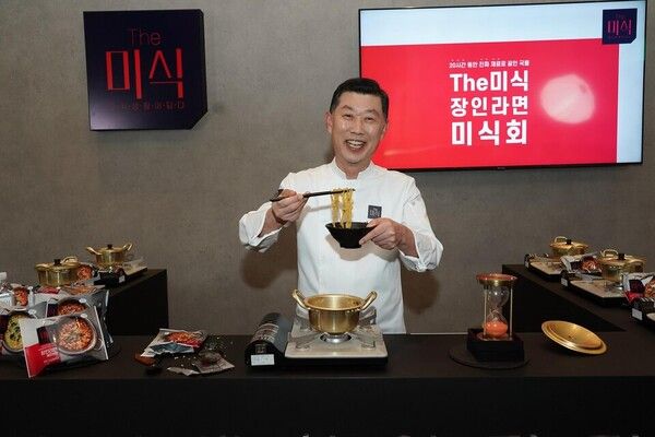 김홍국 하림그룹 회장이 'THE미식 장인라면' 출시 기자간담회에서 셰프 복장을 하고 제품을 선보이고 있다.