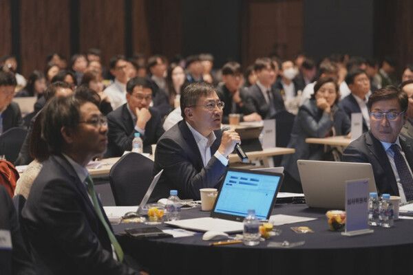 지난해 10월 동원GPT 경진대회를 연 김남정(가운데) 동원그룹 회장이 발표를 맡은 임직원에게 질문하고 있다.