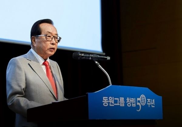 김재철 동원그룹 회장이 그룹 창립 50주년 기념식에서 용퇴하겠다는 뜻을 밝혔다.