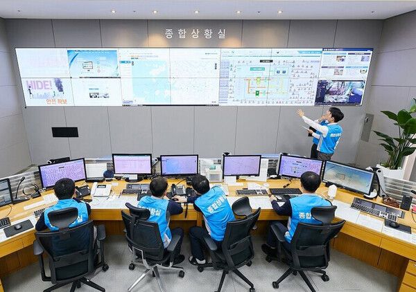 가스 안전의 중앙집중화된 상황 관리 및 통합지휘통제시스템을 바탕으로 위기 상황을 관리하는 삼천리 종합상황실.