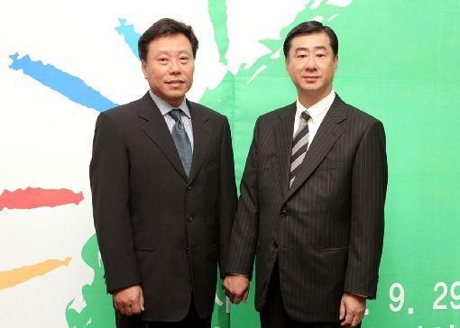 유상덕 ST인터내셔널 회장(왼쪽)과 이만득 삼천리그룹 명예회장.