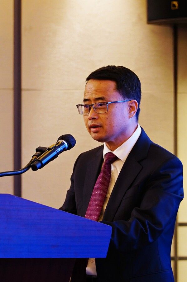 인사말 하는 이춘시 인민정부 탄간밍 시장