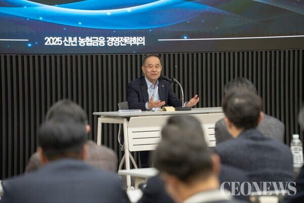 이찬우 회장이 신년 농협금융 경영전략회의를 주재하고 있다.[사진=농협금융지주]